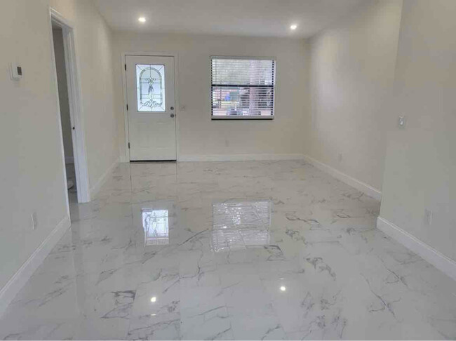 Foto del edificio - 8 Dolphin Blvd