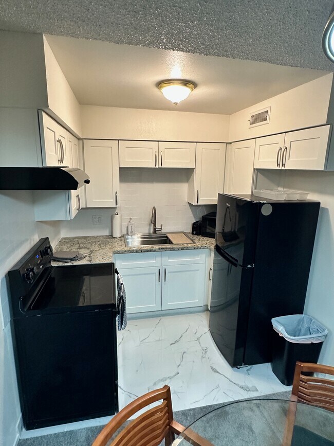 Building Photo - 575 S Royal Crest Cir