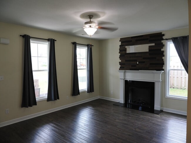 Building Photo - 611 Winfall Dr
