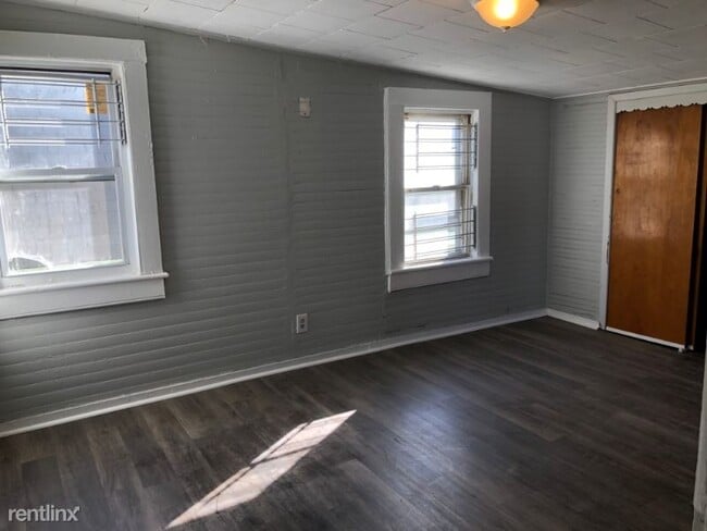 Building Photo - 76 Pearsall Ave