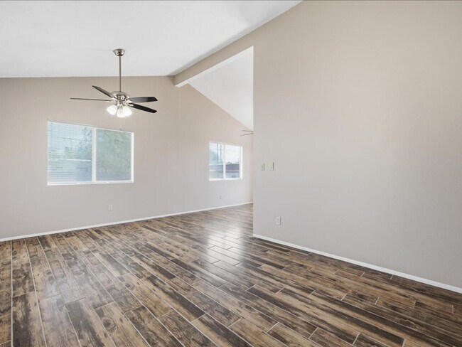 Foto del edificio - 2525 N Cherry Ave