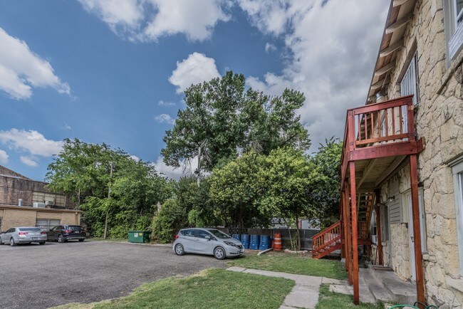 Building Photo - 1702 W Mistletoe Ave