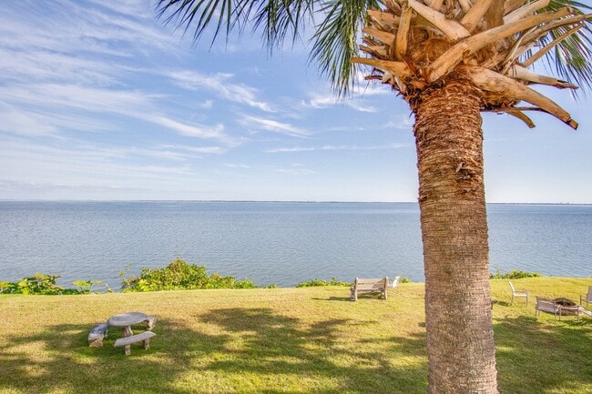 Building Photo - Beautiful waterfront 2 bed / 1 bath condo ...