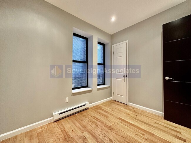 Foto del edificio - 350 Manhattan Avenue