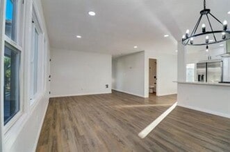 Building Photo - 902 9th St