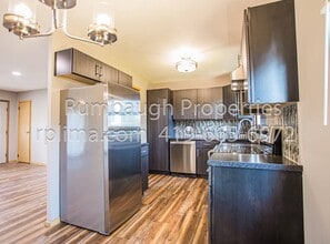 Building Photo - 614 W Ford Ave