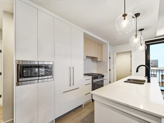 Building Photo - 8375 Broadcast Ave SW