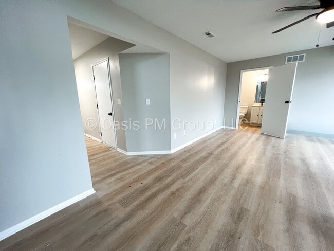 Building Photo - 709 Academy Dr