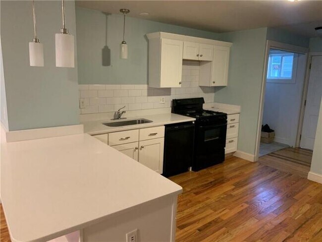 Foto del edificio - 3 bedroom in Barrington RI 02806