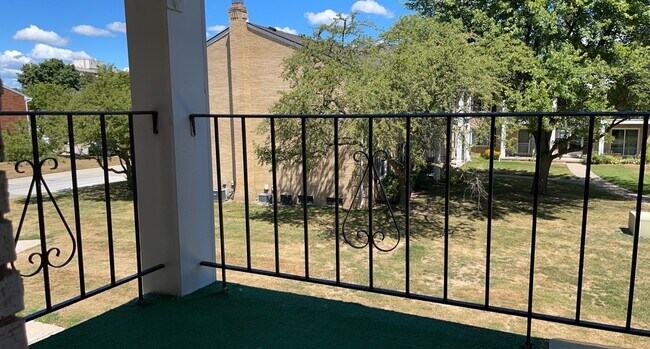 Building Photo - 13905 Camelot Dr