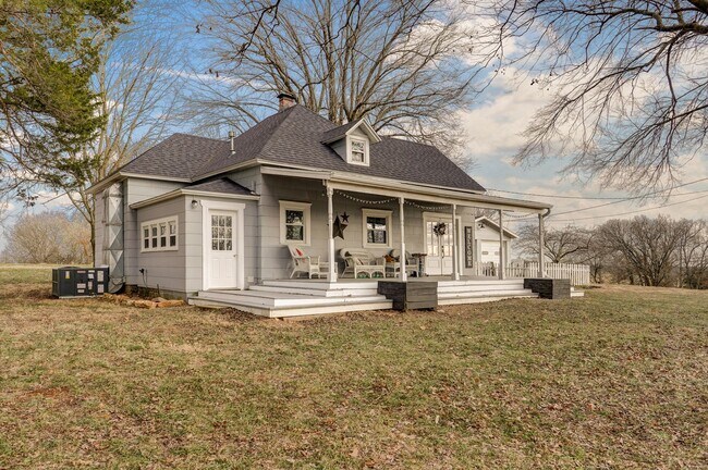 Building Photo - Charming Country Home — 4 Bed | 1 Bath | 1,500 Sq Ft