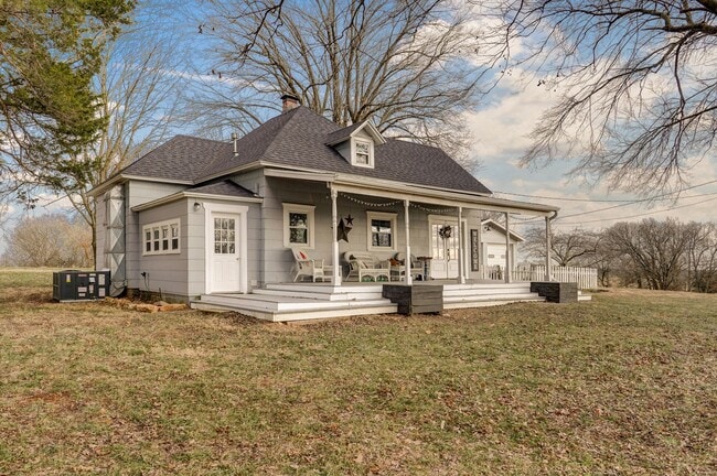 Foto del edificio - Charming Country Home — 4 Bed | 1 Bath | 1,500 Sq Ft