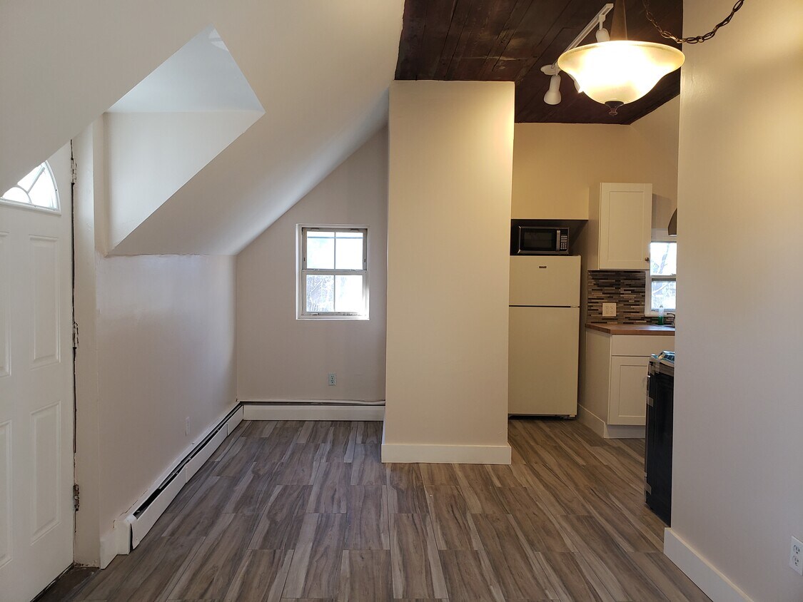 Primary Photo - 1047 River St