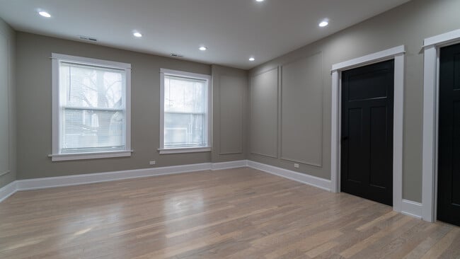 Building Photo - 1706 W Balmoral Ave