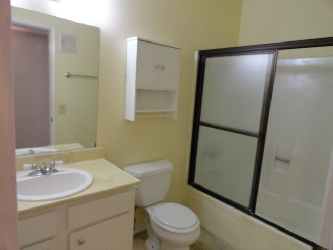 Foto del edificio - 475 N Midway Dr