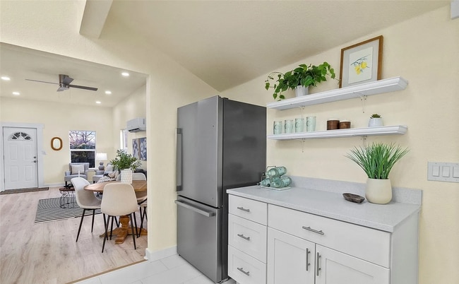 Building Photo - Newly Remodeled Tacoma Gem - Modern Comfor...