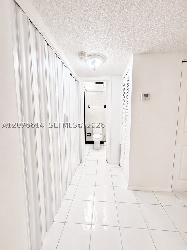 Building Photo - 3660 Inverrary Dr