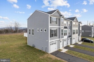 Building Photo - 2050 Ter Vw Ln