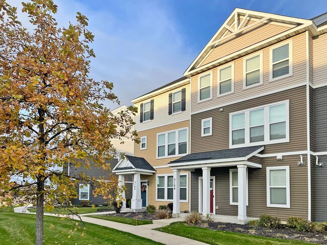 Building Photo - Like New Trillium Cove Townhome with Prima...