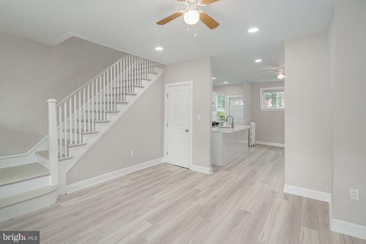 Primary Photo - 5578 Blakemore St