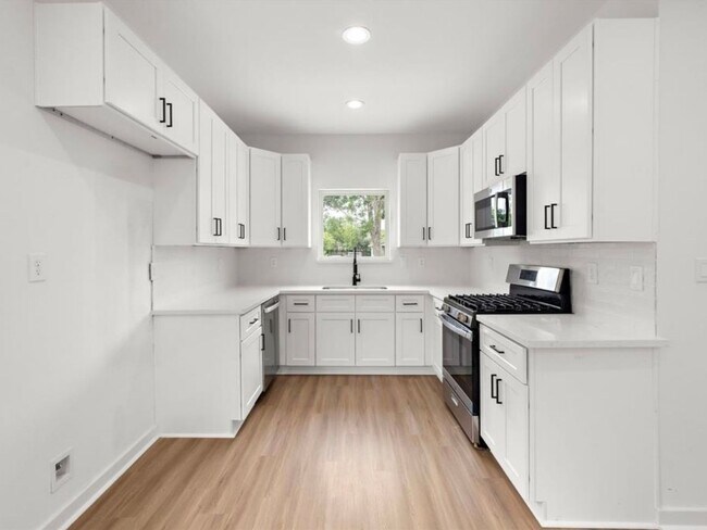 Building Photo - Brand New 3-Bedroom Duplex Near Medical Ce...