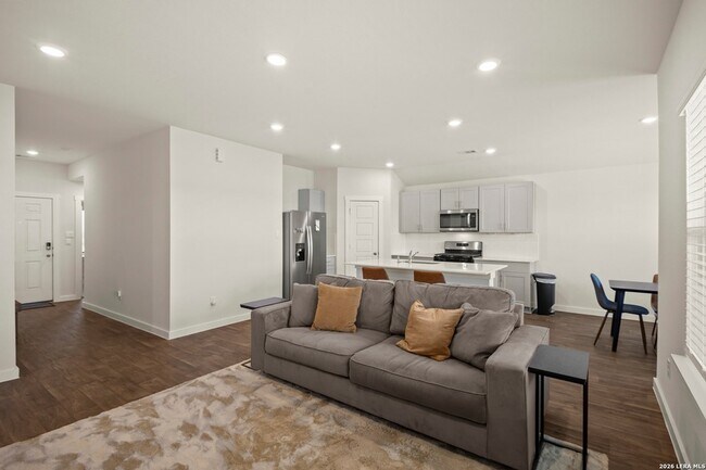 Foto del edificio - 326 Merriman Rd