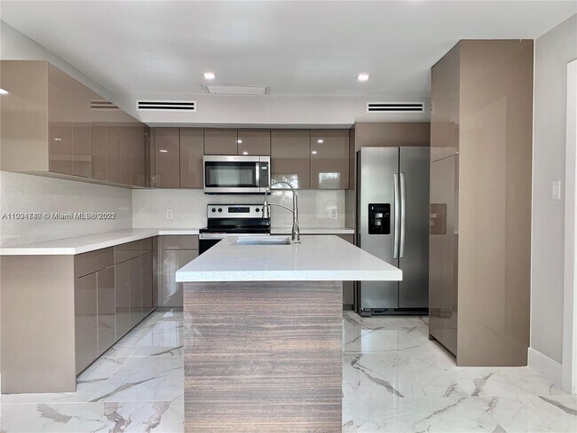 Building Photo - 15011 Coconut Ct