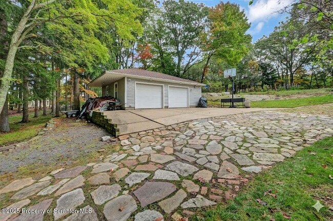 Foto del edificio - 3360 Forest Rd