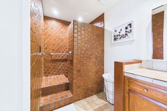 Foto del edificio - Rarely available Redwood Heights townhome with sweeping views of Oakland and San Francisco.