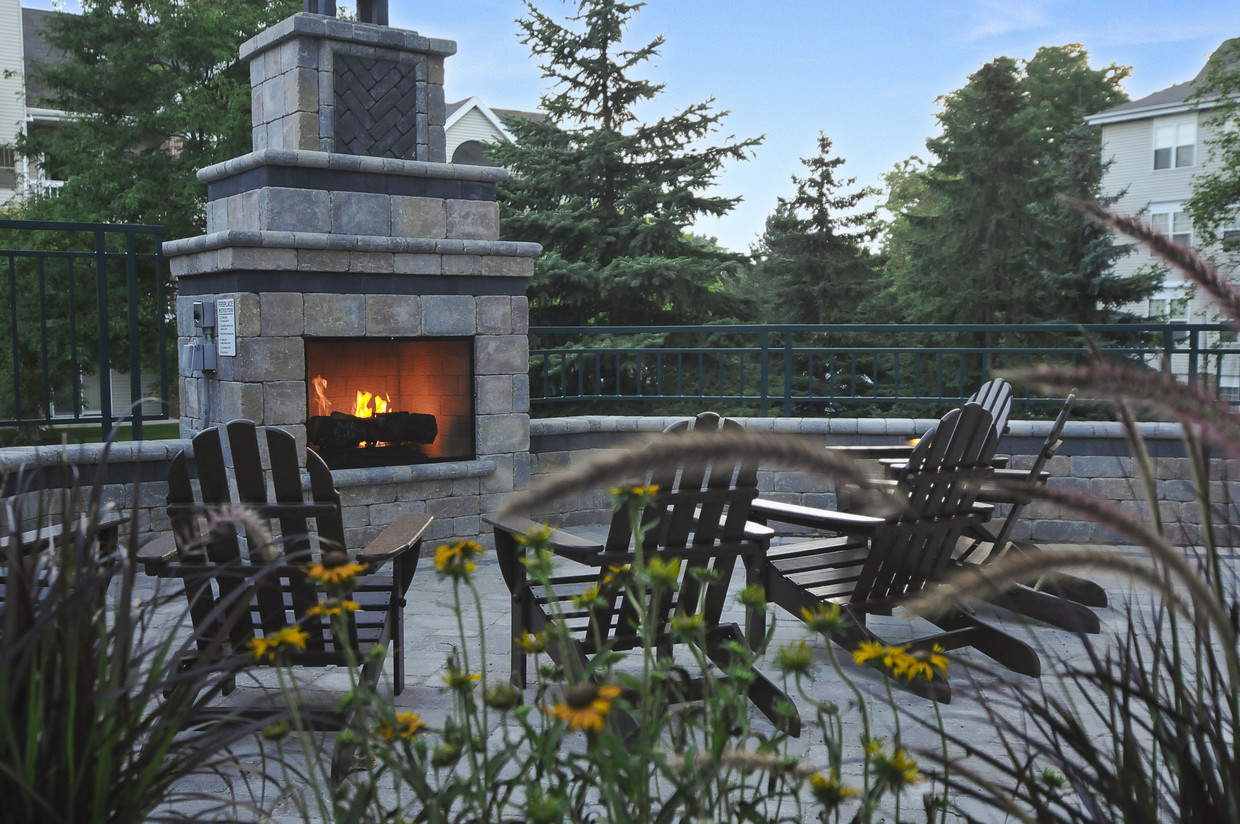 Chimenea junto a la piscina - Yorktown Estates