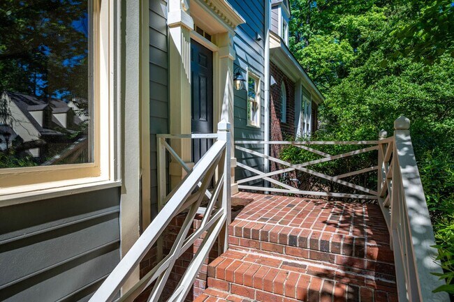 Foto del edificio - 1305 Hampshire Ct