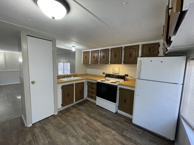 Building Photo - 211 Victoria Cir