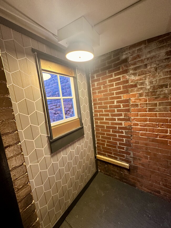 Building Photo - 415 S James St