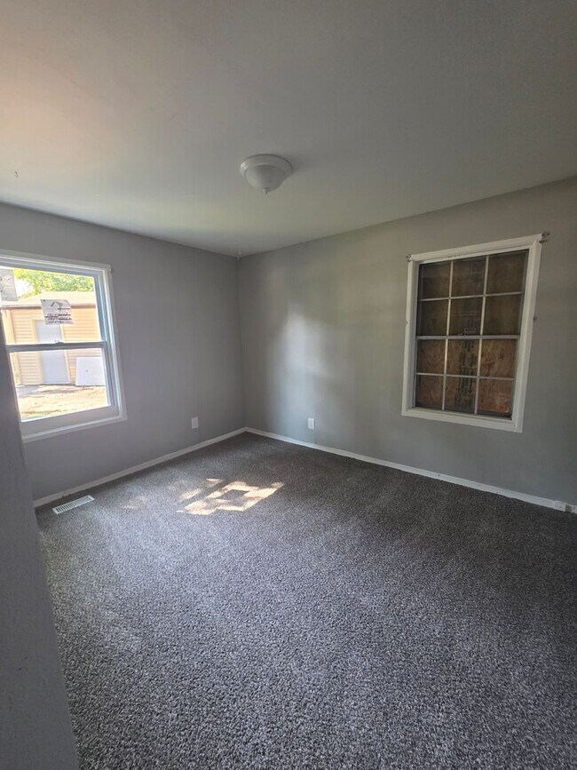 Building Photo - 870 St Cletus Dr