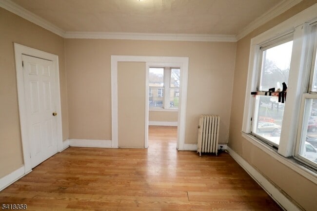 Foto del edificio - 413 Lyons Ave