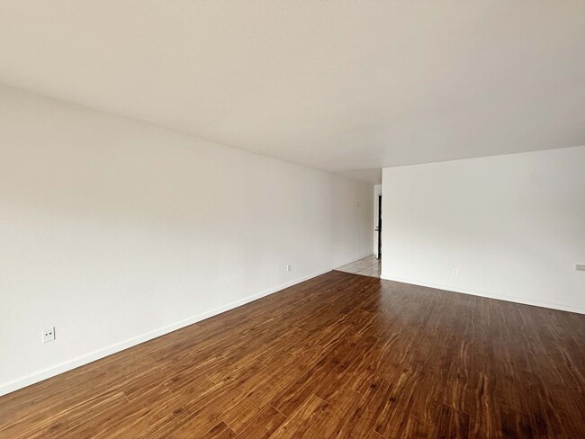 Building Photo - Spacious 1B/1BA Condo w/ Gated Parking & C...