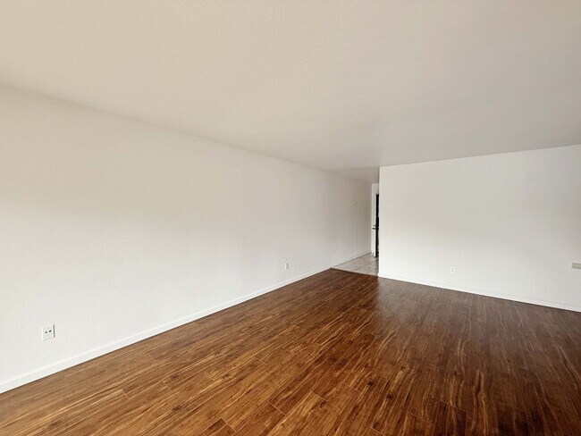 Foto del edificio - Spacious 1B/1BA Condo w/ Gated Parking & C...