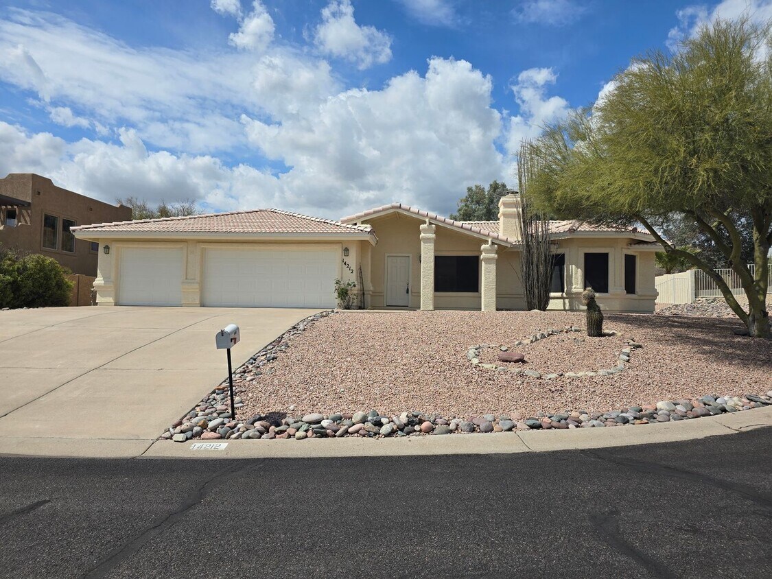 Primary Photo - UNFURNISHED GREAT SINGLE FAMILY HOME