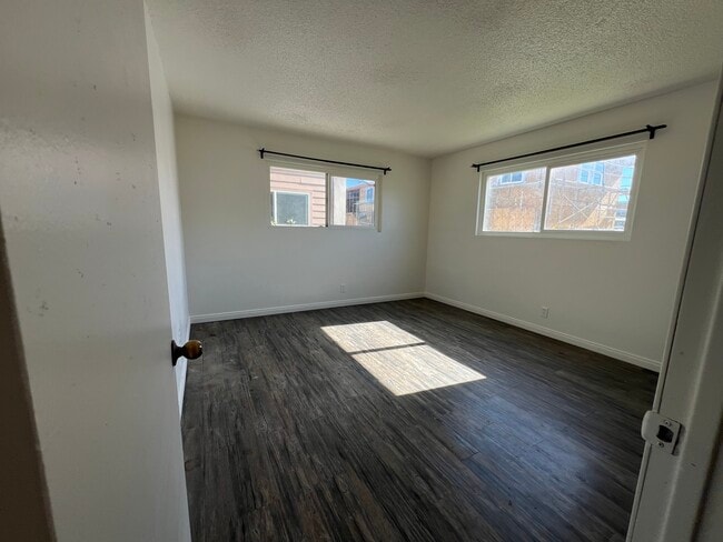 Building Photo - 420 E Pleasant Valley Rd