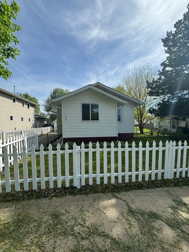 Primary Photo - 2 bedroom, 1 bathroom home