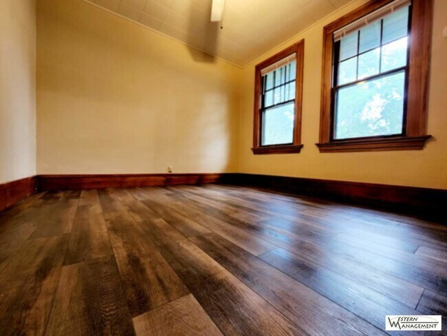 Building Photo - 5 bedrooms AND pet friendly!!!
