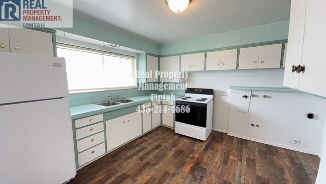 Building Photo - One level living with 3 bedrooms, 2 bathro...