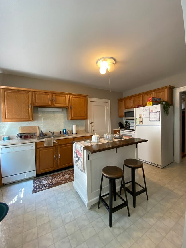 Kitchen - 144 Whitman Ave