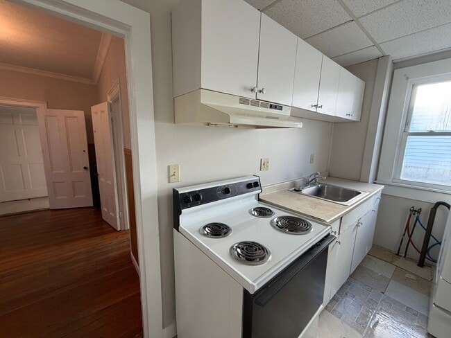 Building Photo - 68 Meadow St