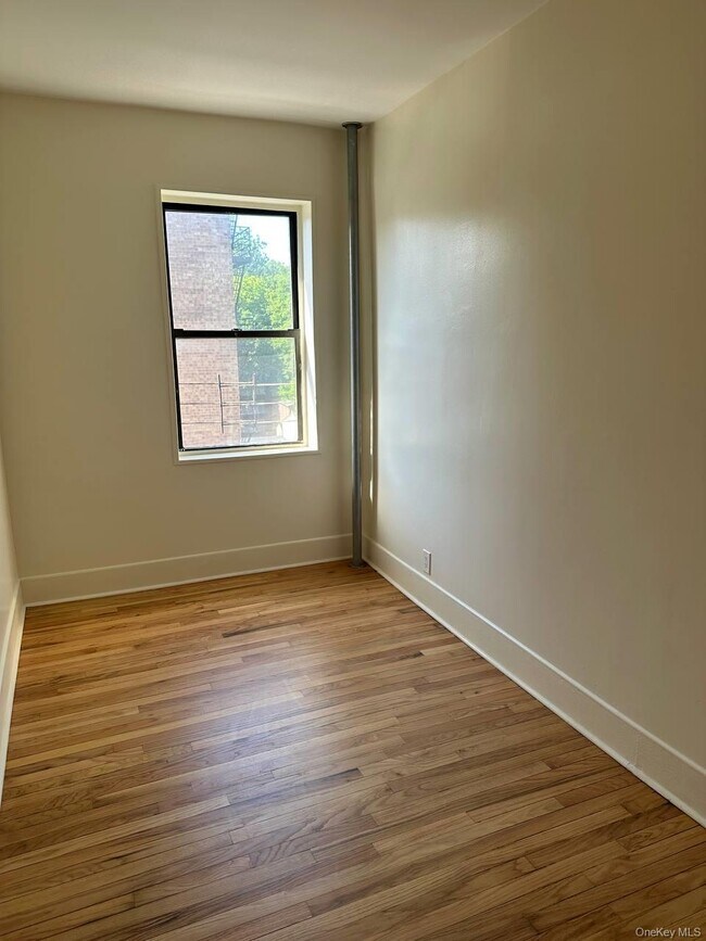 Foto del edificio - 497 Van Cortlandt Park Ave