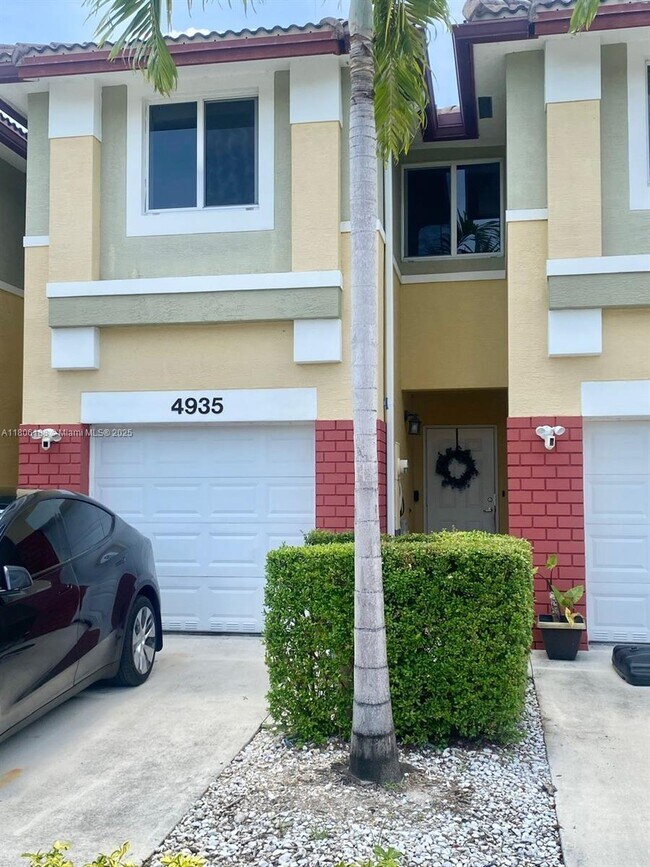 Foto del edificio - 4935 SW 66th Terrace