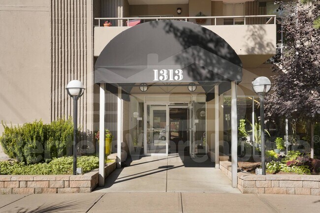 Foto del edificio - 1313 N Williams St