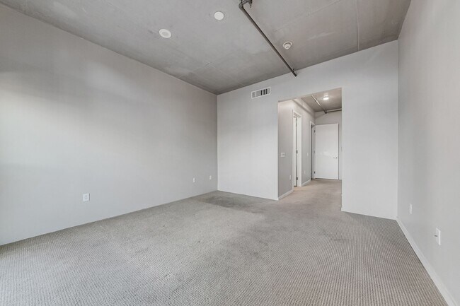 Building Photo - Juhl 161-City Views from this Spacious 2bd/2ba Residence