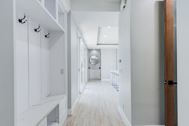 Building Photo - 10068 Russell Ave