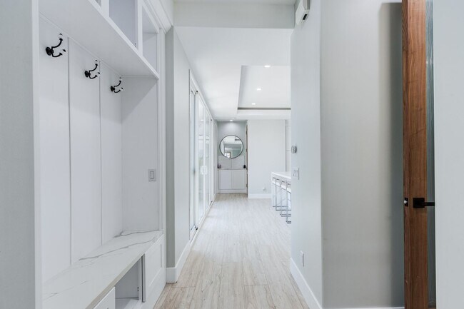 Foto del edificio - 10068 Russell Ave